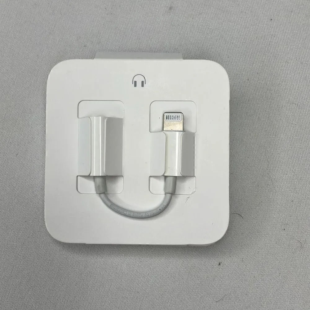 Apple Earbuds includes Box and Lightning Connector